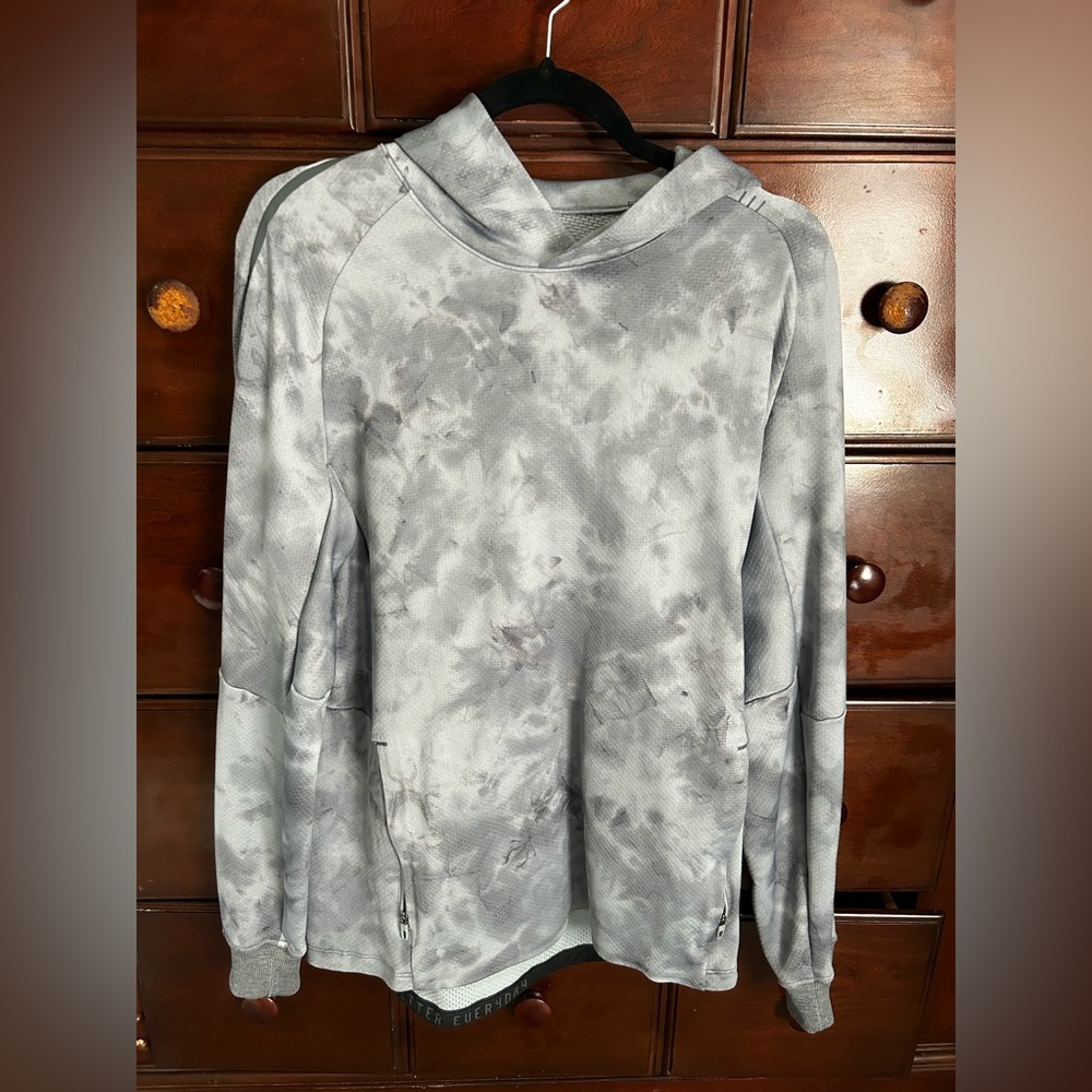 Lululemon men’s pullover.